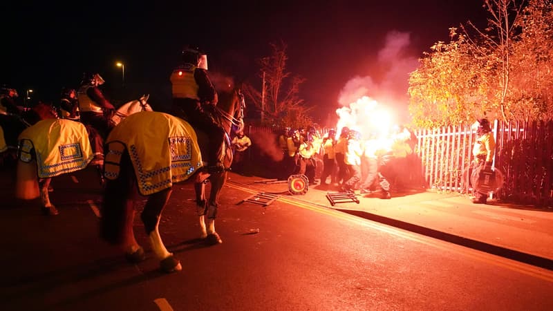 Ligue Europa: Les supporters du Legia Varsovie mettent le feu à un policier avant le match face à Aston Villa