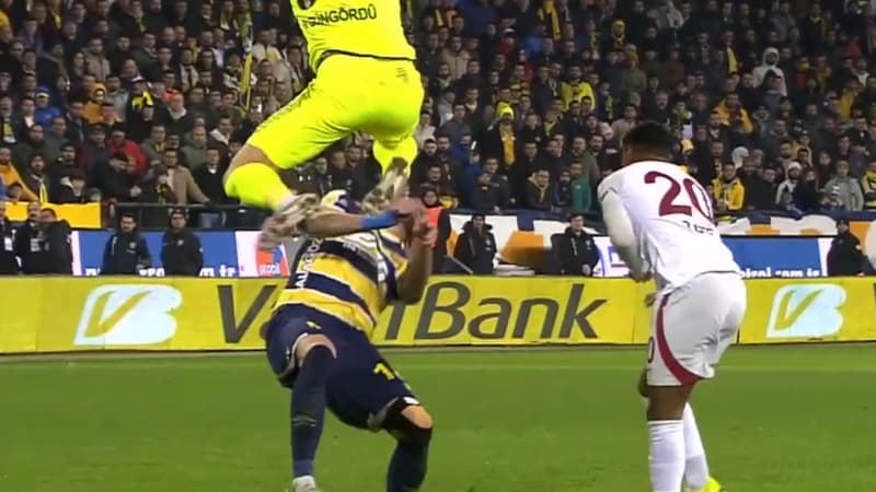 Turquie: un gardien met son défenseur complètement KO avec un coup de genou en plein match