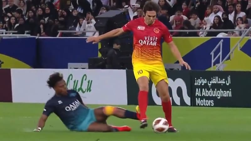 Kaka cible d’un tacle assassin par un Youtubeur lors d’un match caritatif au Qatar pendant qu’Hazard régale