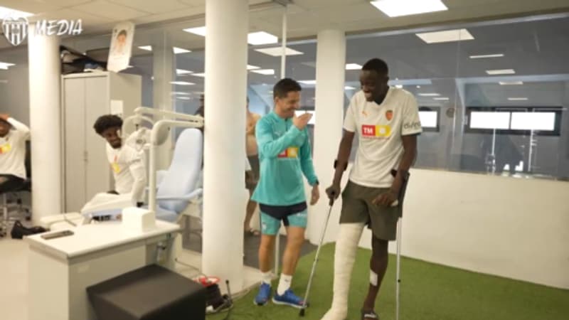 Valence: les premières images de Diakhaby, souriant après sa terrible blessure