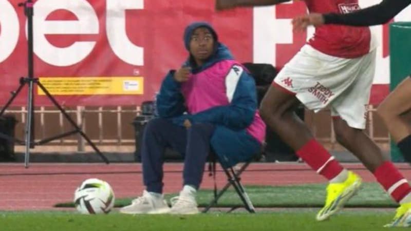 Monaco-PSG: la réaction choquée d’un ramasseur de balle sur le sombrero de Singo, devenu un mème sur les réseaux