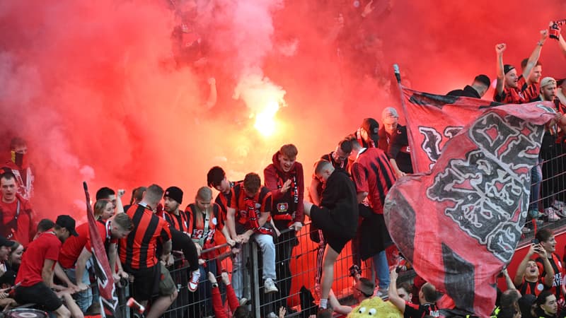 Bundesliga: scènes de liesse et envahissement de terrain avant le coup de sifflet final pour le sacre du Bayer Leverkusen