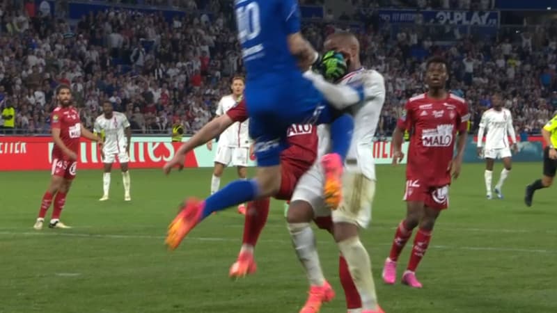 OL-Brest: la folle sortie de Bizot sur Lacazette qui offre le penalty de la victoire aux Lyonnais
