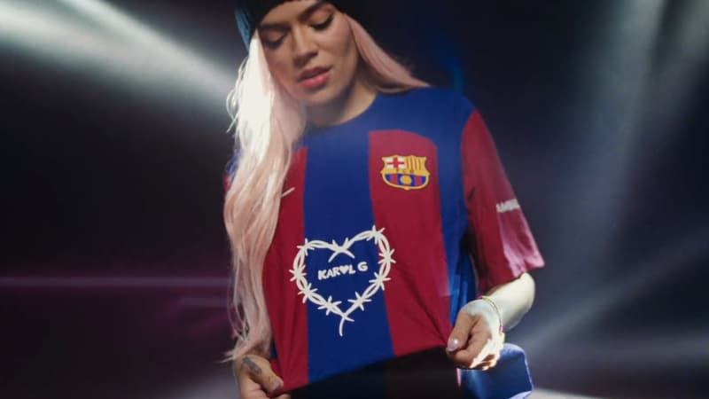 La chanteuse colombienne Karol G sur le maillot du Barça pour le Clasico contre le Real