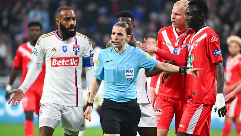 “Elle passe souvent à côté”: Louisa Necib pas tendre avec Stéphanie Frappart après OL-Valenciennes