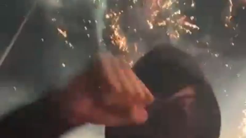 Des fans d’Arsenal tirent des feux d’artifice devant l’hôtel de Manchester City… mais les Citizens n’y étaient pas