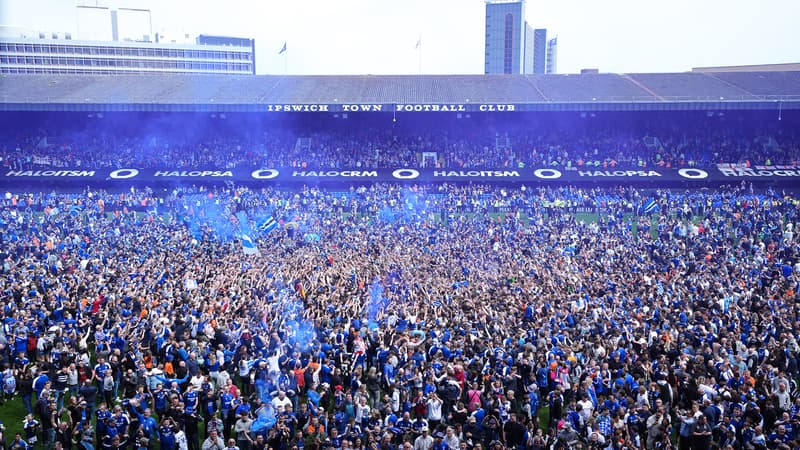 Premier League: envahissement de terrain et magnifiques scènes de liesse à Ipswich Town, promu 22 ans après