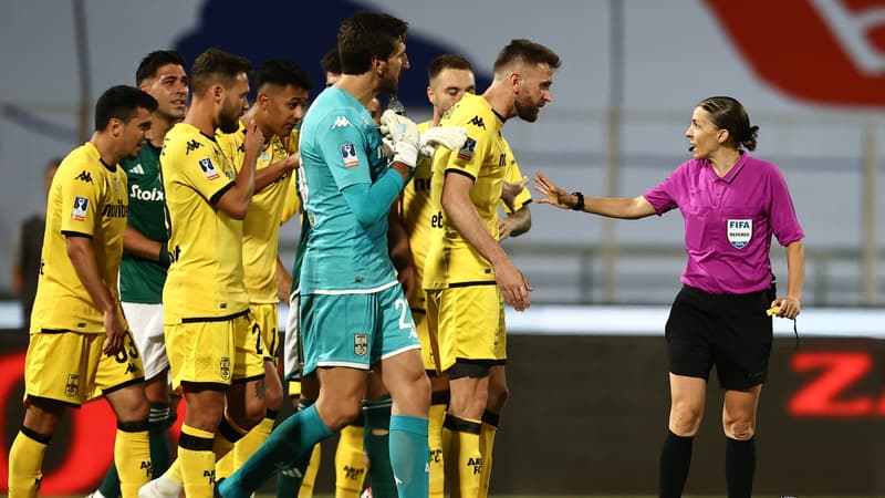 Grèce: Frappart visée par un recours de l’Aris Salonique auprès de l’UEFA après la finale de Coupe tendue?
