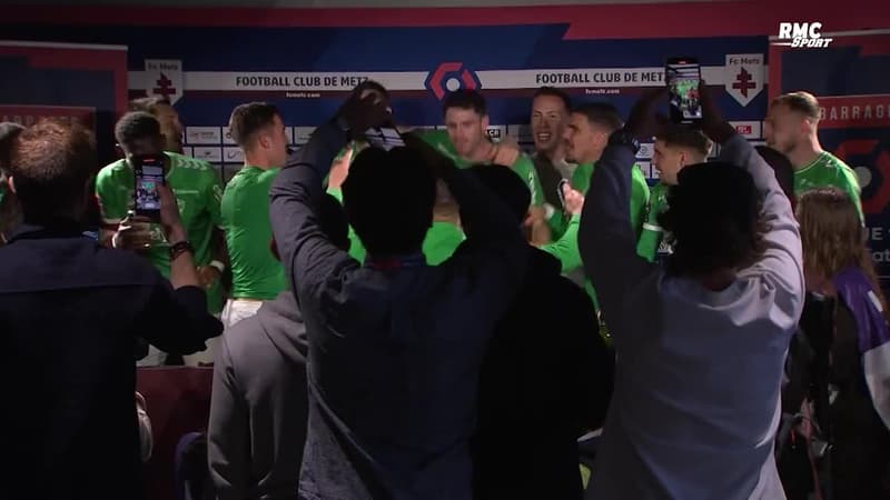 Saint-Etienne en L1: Dall’Oglio fêté par surprise au champagne par ses joueurs